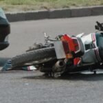 The car hit and ran away, the motorcyclist was injured